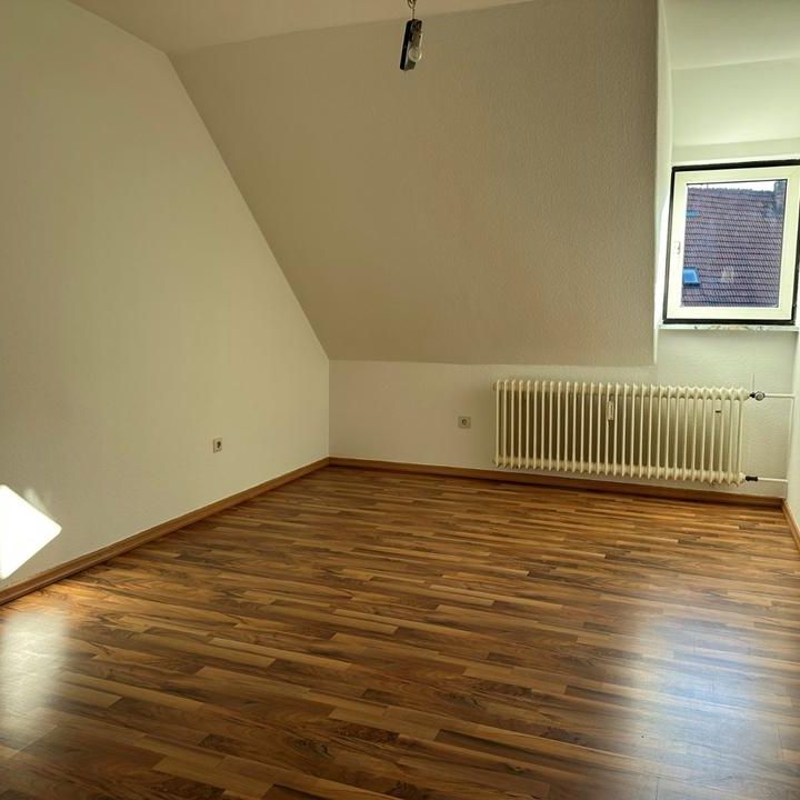 Frei ab sofort! 3-Zimmer Dachgeschosswohnung im Zentrum von Bischofsheim (Rhön) - Photo 1