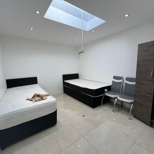 Room in a Shared Flat, Brisbane Road, IG1 - Photo 3