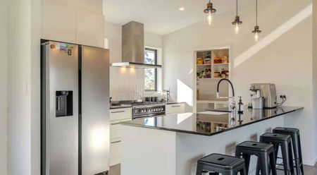 Modern and secure Living - Photo 3