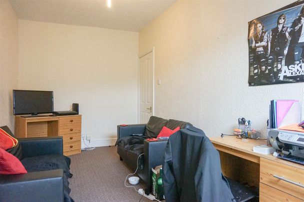 Flat 4, 21 Midland Road, Leeds, Hyde Park, Leeds, LS6 1BQ - Photo 1