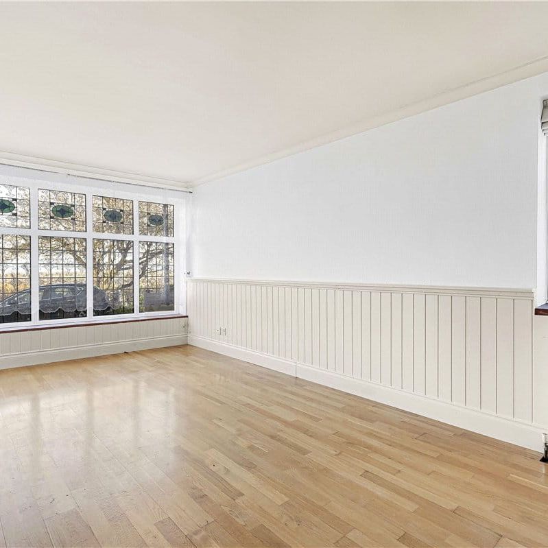 A 6 bedroom, detached house, with an annexe - Photo 1