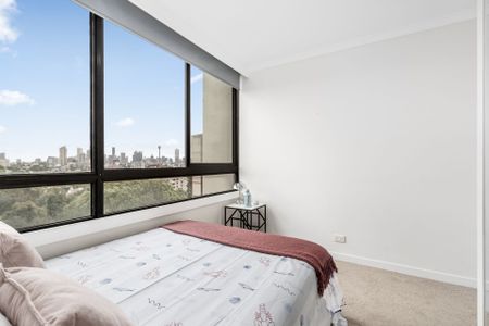 Spacious Three-Bedroom Apartment with Iconic Sydney Views - Photo 3