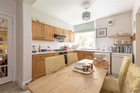 A lovely two bedroom mews house, available on an unfurnished basis. - Photo 2