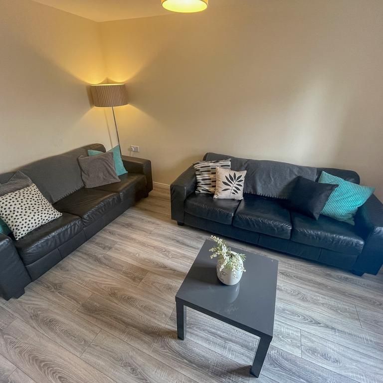 4 bedroom terraced house to rent - Photo 1