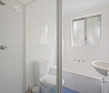 Bright Top-Floor 2-Bedroom Apartment in Prime Location - Photo 2