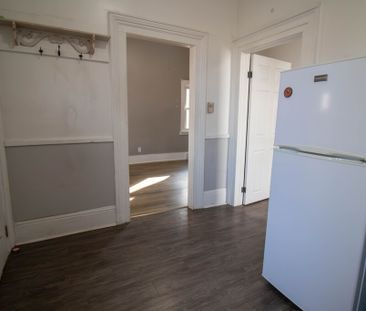 **COZY & CENTRAL** MAIN UNIT IN WESTERN HILL AVAILABLE! - Photo 6