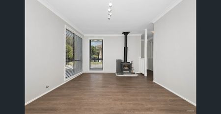 SPACIOUS FAMILY HOME WITH PARK VIEWS AND ULTIMATE PRIVACY - Photo 2