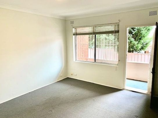 Spacious Two Bedroom Apartment In Quiet Street - Photo 1