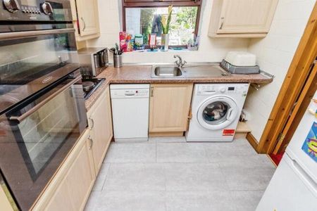 2 bedroom end of terrace house to rent - Photo 3