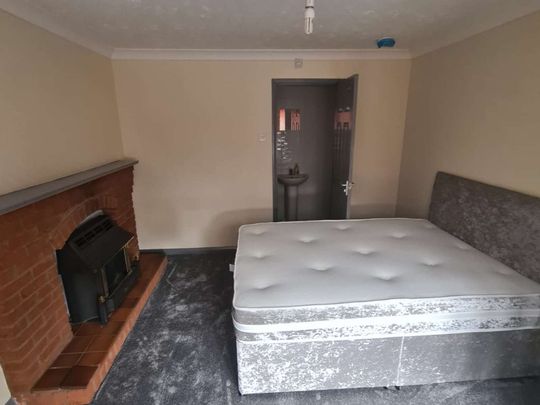 Double Bedroom Available in Professional House-share Room 1 - Photo 1