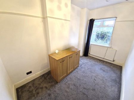 4 bedroom detached house to rent - Photo 2