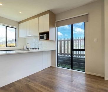 Modern 2-Bedroom, 2-Bathroom Townhouse in Flat Bush - Photo 3