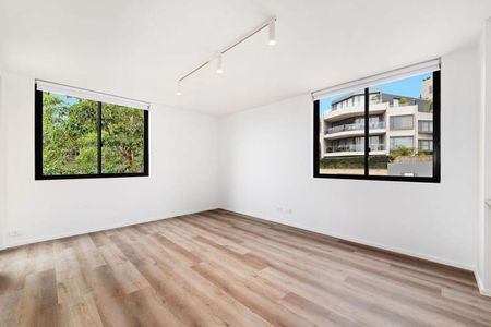 Light Filled 2 Bedroom Apartment with Car Space in Bondi Beach - Photo 2
