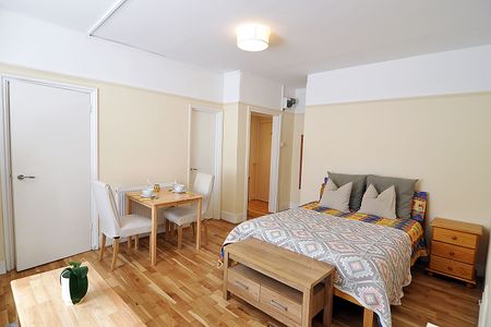 HEATING INCLUDED - Spacious self-contained studio in Kensington, London W8 - Photo 3