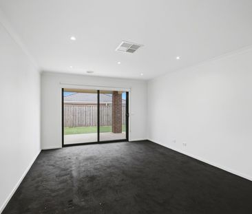 LARGE MODERN FAMILY HOME - Photo 2