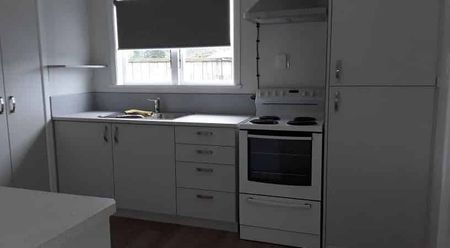 Bright & Convenient – Walk to Town! - Photo 2