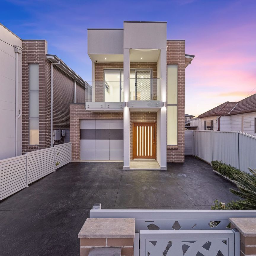 Modern&comma; Spacious&comma; Five-Bedroom Family Home&excl;&excl; - Photo 1