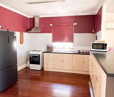 Modern furnished character home - Photo 6