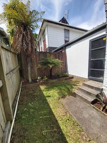 Recently renovated - modern 2-bedroom with garage - Photo 3