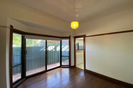 Freshly Updated 2 Bedroom Unit in Prime Location - Photo 4