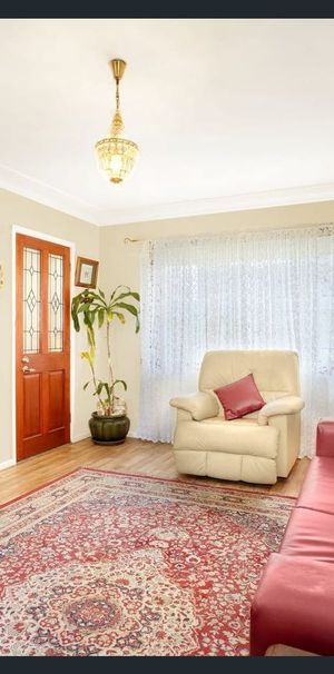 3 BEDROOM FAMILY HOME - Photo 1