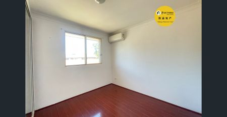 Spacious 3 Bedder Double Brick House with Lock Up Garage - Photo 2