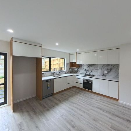 Modern Four-Bedroom Home, close to Westgate Mall - Photo 4