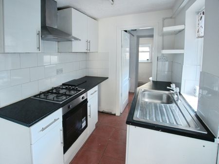 Terraced House to rent on - Photo 5