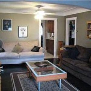 Cozy 3 bedroom bungalow, in the Ottawa Street shopping district - Photo 2