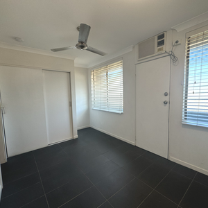 RENOVATED 1 BEDROOM IN QUIET COMPLEX - Photo 2