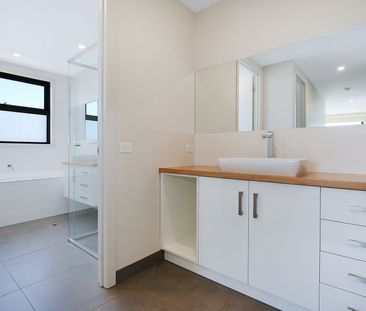 SPACIOUS AND CENTRAL FOUR BEDROOM TOWNHOUSE - Photo 6