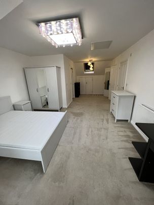 4 Bed Semi-Detached House, David Wildman Lane, NW7 - Photo 1