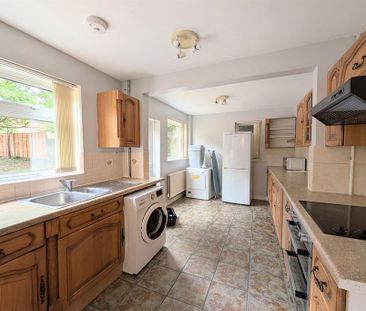 4 bedroom semi-detached house to rent - Photo 2