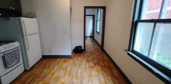 2 Roomates Share 1 Bedroom Furnished Bungalow, Downtown - Photo 2