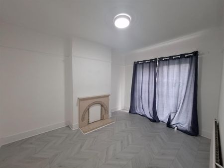 Park Crescent, Hornchurch RM11, London - Photo 5