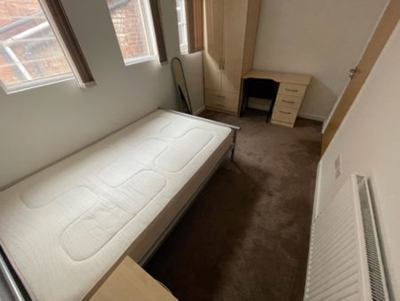 9 Bed Student Accommodation - Photo 4