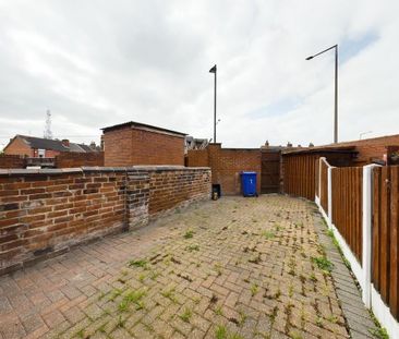 2 bedroom terraced house to rent - Photo 4