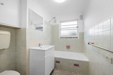 SUNNY TWO BEDROOM TOP FLOOR APARTMENT! - Photo 3