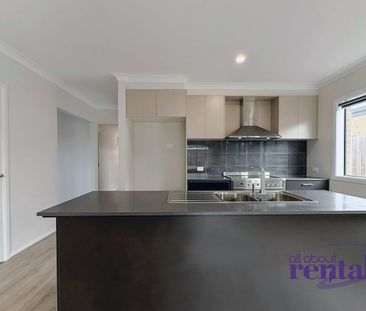Spacious, Stylish & Sustainable – Family Living in Charming Dalyston - Photo 3