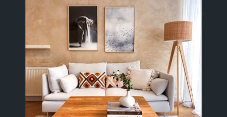 A Light-Filled Escape in a Vibrant Locale - Photo 2