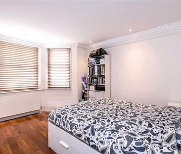 2 bedroom flat in Campden Hill - Photo 1