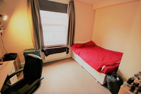 4 Bed - 4 Village Avenue, Burley, Leeds - LS4 2NT - Student - Photo 4