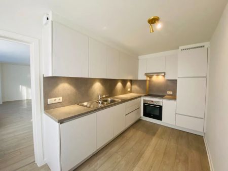 Instapklaar en ruim appartement met garage op centrale ligging in hartje Waregem! - Photo 4