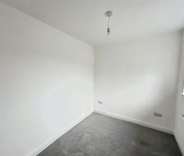 3 bedroom end of terrace house to rent - Photo 3