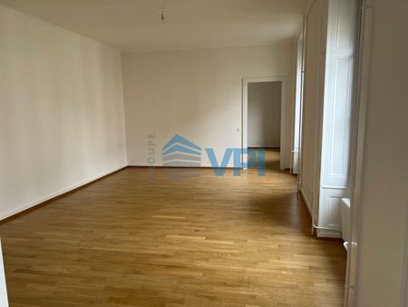 In the heart of Les Bastions, magnificent 3-room apartment on 2nd floo - Photo 3