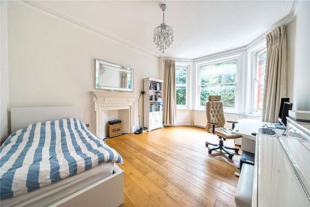 A lovely bright two bedroom first floor apartment with large communal gardens. - Photo 5