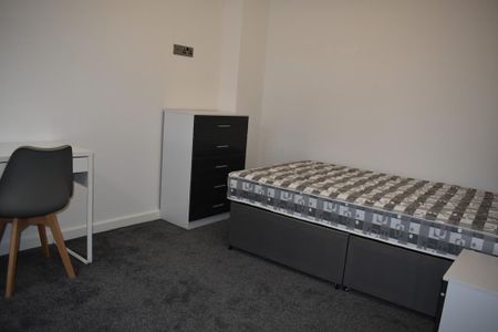 6 bedroom terraced house to rent - Photo 4