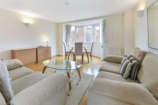 Bright 2 bedroom, 2 bathroom apartment with balcony, located in a small development in the heart of Westminster. - Photo 1