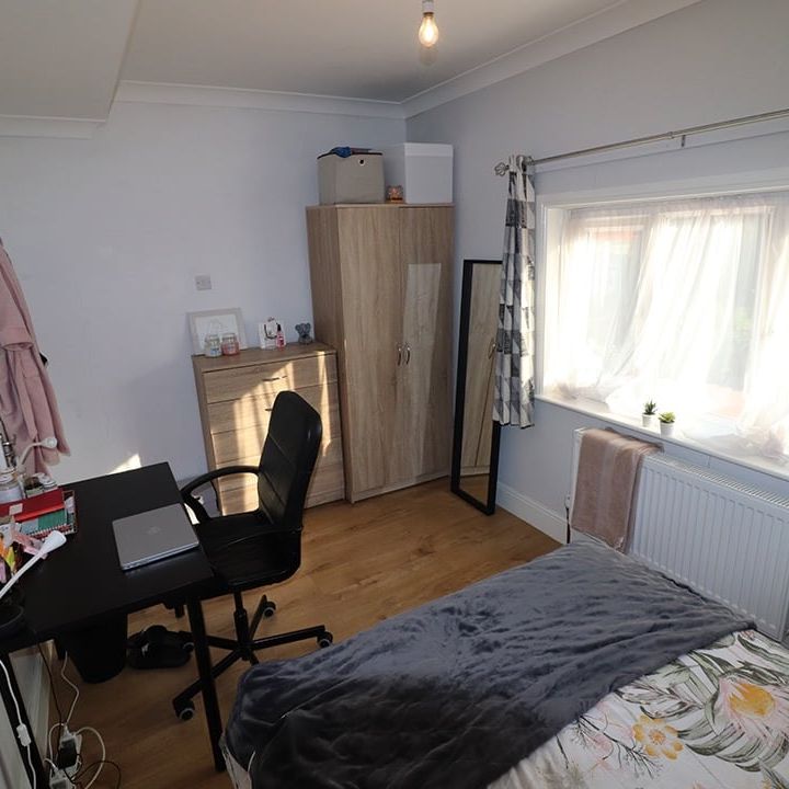 5 Bed Semi-Detached House, Sirdar Road, SO17 - Photo 1