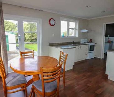 Four Bedrooms - Roslyn - Photo 2